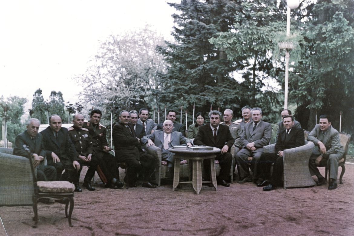 Bulgária, Szófia, 1953. Pártelit. Balról a második Hegedűs András, a hatodik Gerő Ernő, mellette/mögötte Apró Antal, középen Rákosi Mátyás, mögötte Hidas István, mellette Fenya Fjodorovna Kornyilova (Rákosi Mátyás felesége), előtte Valko Cservenkov, a Bolgár Kommunista Párt főtitkára, miniszterelnök. Forrás: Fortepan / Fortepan