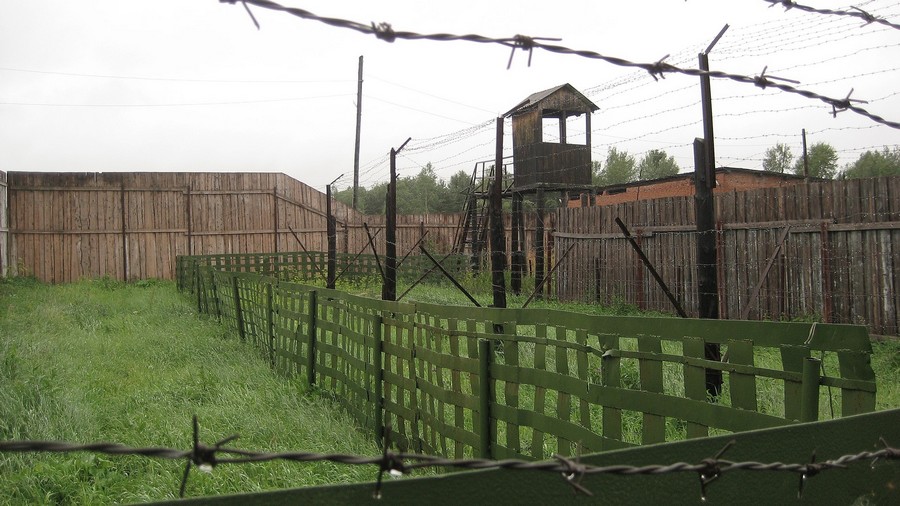 A ma múzeumként látogatható szibériai Perm-36 tábor kerítése (Kép forrása: Wikipedia)