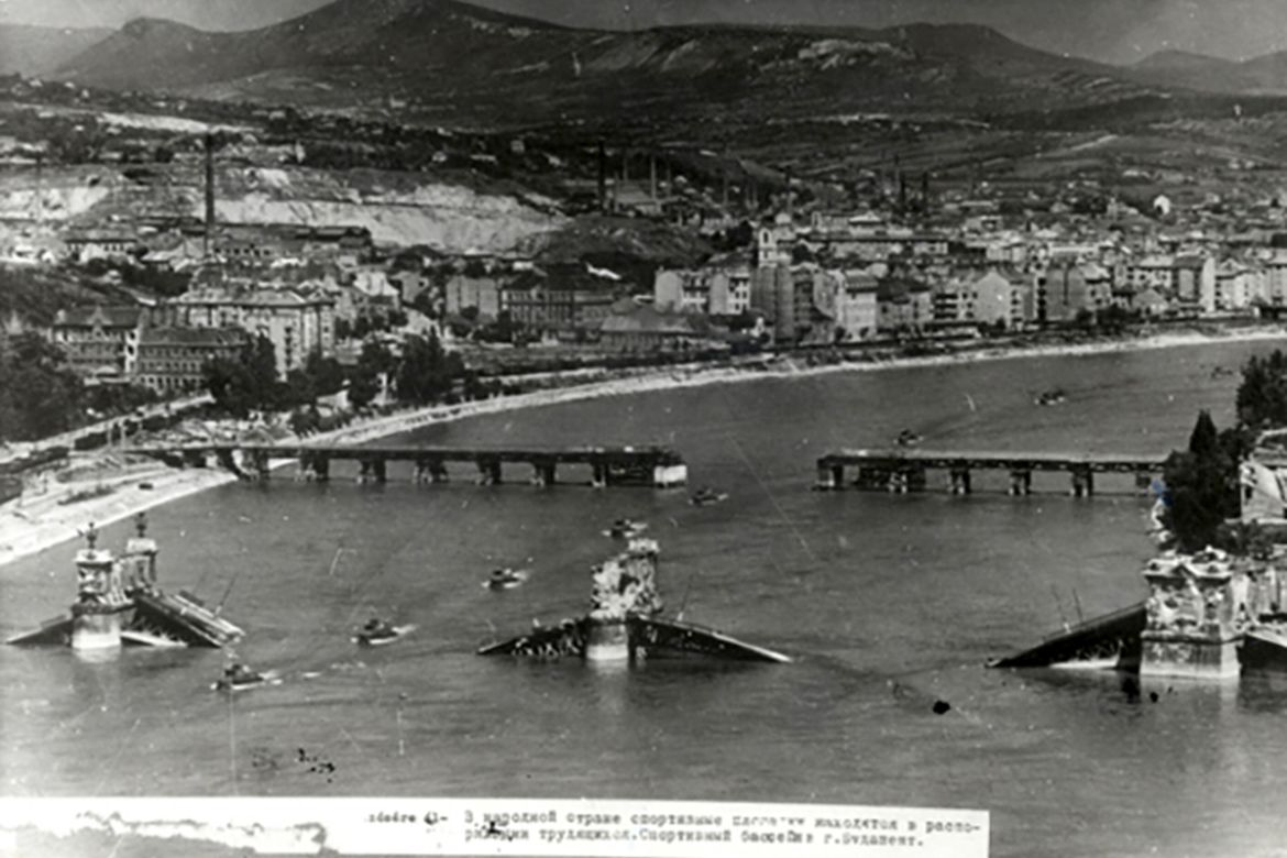 Előtérben a Dunába robbantott Margit híd, felette a félállandó pontonhíd, a Manci látható. Forrás: Nullaév / MNM Fotótár