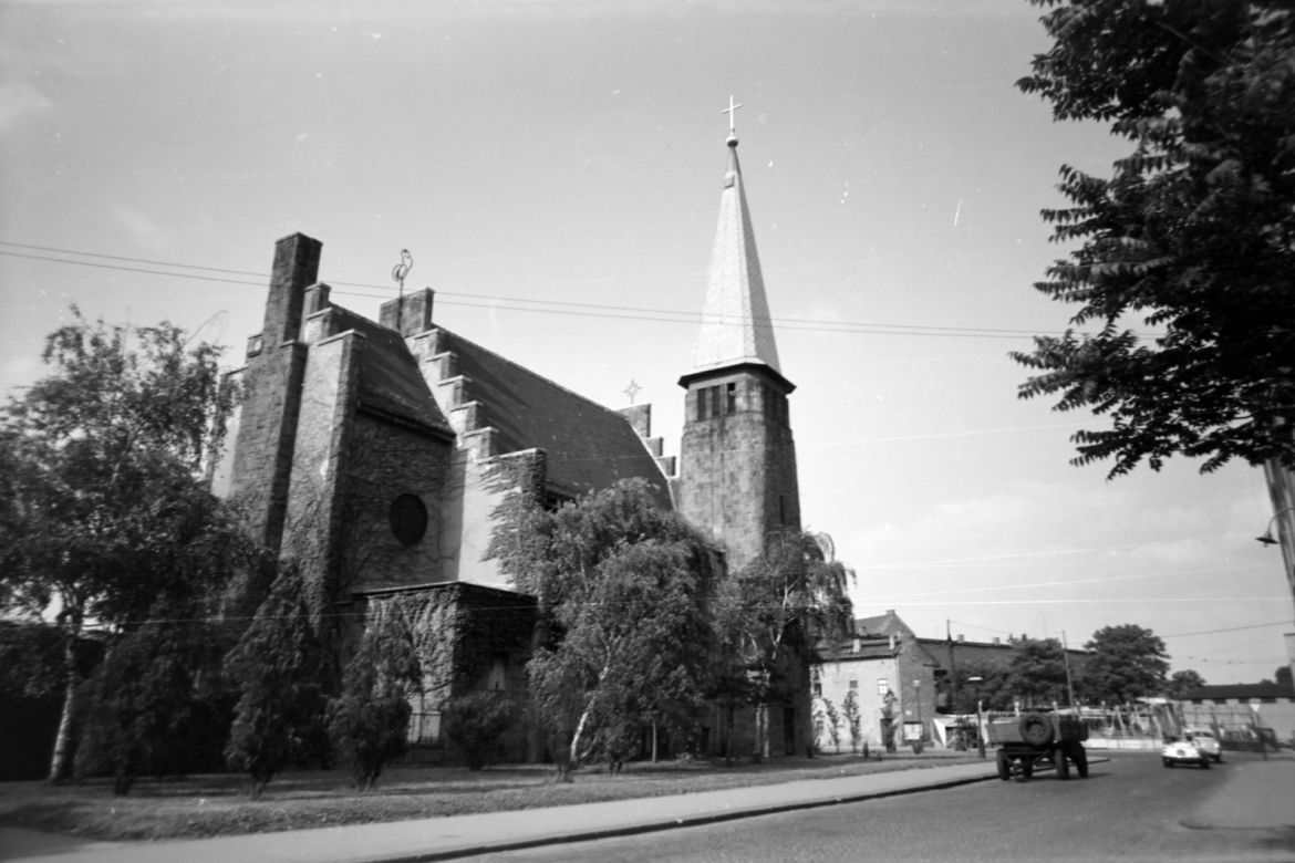 Az Óbudai Evangélikus Egyházközség temploma 1965-ben, még a ma körülötte levő panelházak építése előtt. Forrás: Fortepan / Album037