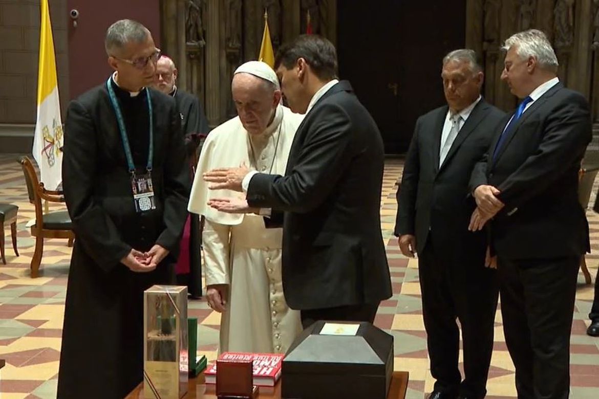 Ferenc pápa az ajándékok átvételekor. Forrás: Miniszterelnökség / Botár Gergely