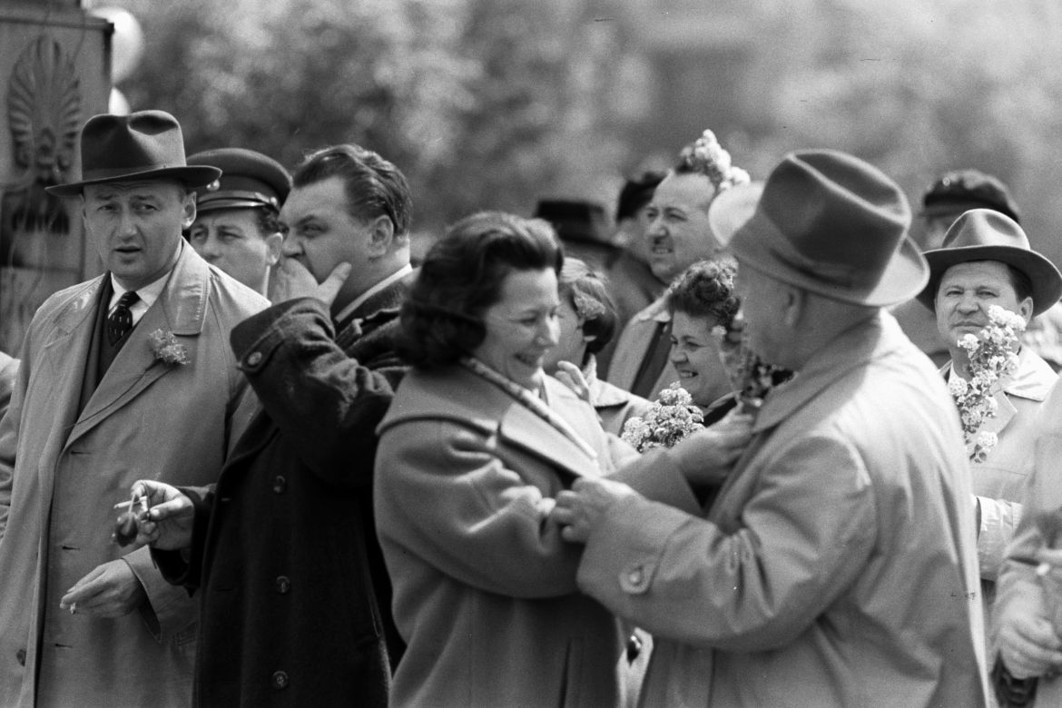 Május 1-jei felvonulás, Budapest, Dózsa György út, 1961. A bal szélen Biszku Béla. Forrás: Fortepan / Chuckyeager tumblr
