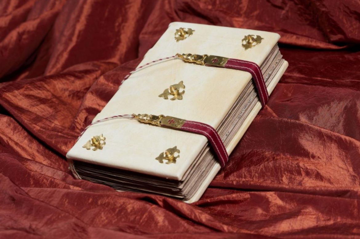 A Ferenc pápának adományozott díszmásolat. Forrás: Országos Széchényi Könyvtár honlapja