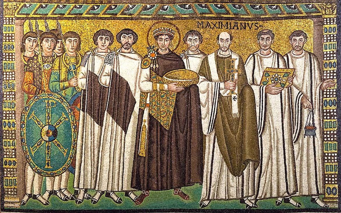 Jusztinianosz császár és kísérete a ravennai San Vitale-templom mozaikján, a VI. századból. Forrás: Wikipedia
