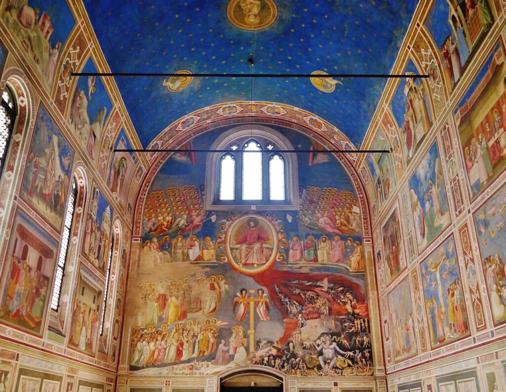 A padovai Scrovegni-kápolna belső tere Giotto freskóival (14. század eleje)