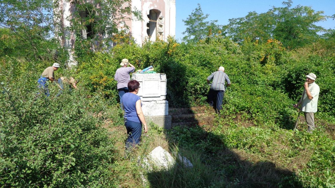 Lelkes lokálpatrióták szabadították ki a romos Eötvös-kápolnát a dús növényzetből 