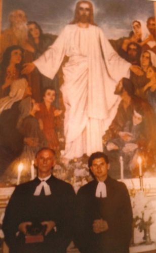 Válint János esperes és Pátkai Róbert segédlelkész az új oltárkép előtt 1956-ban
