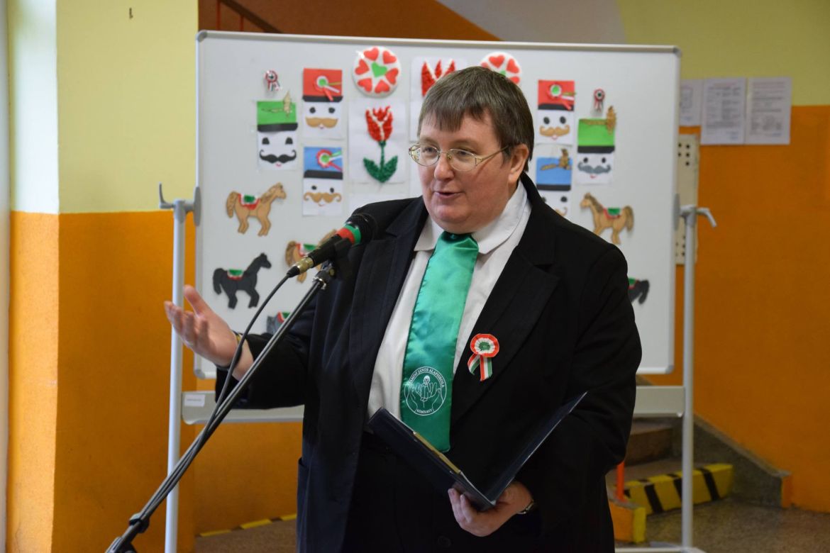 Szoleczky Emese március 15-i ünnepi beszédet tart Köbölkúton, a Stampay János Alap iskolában, 2014-ben.