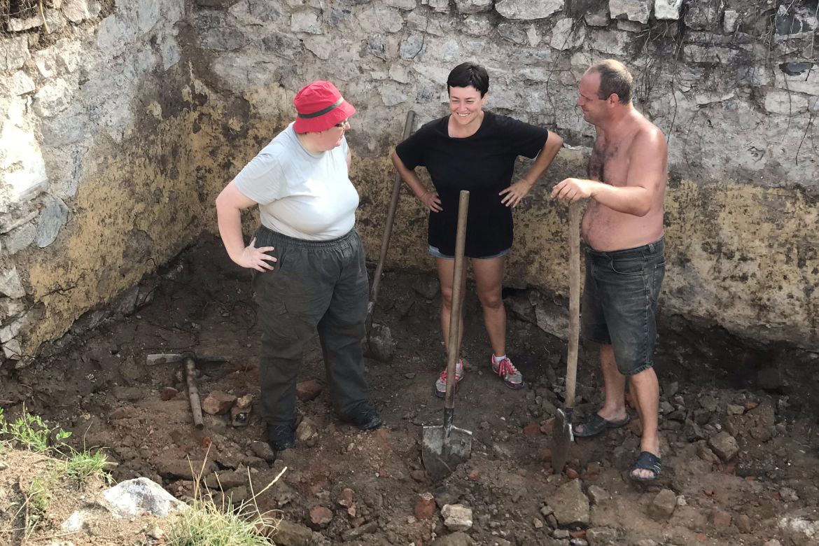 Szoleczky Emese a felsővárban folyó ásatásnál Zsilenko Mária és Igor Prohnenko, az Ungvári Egyetem régészeinek társaságában, 2019. augusztus 2. Fotó: Jakusch Gabriella