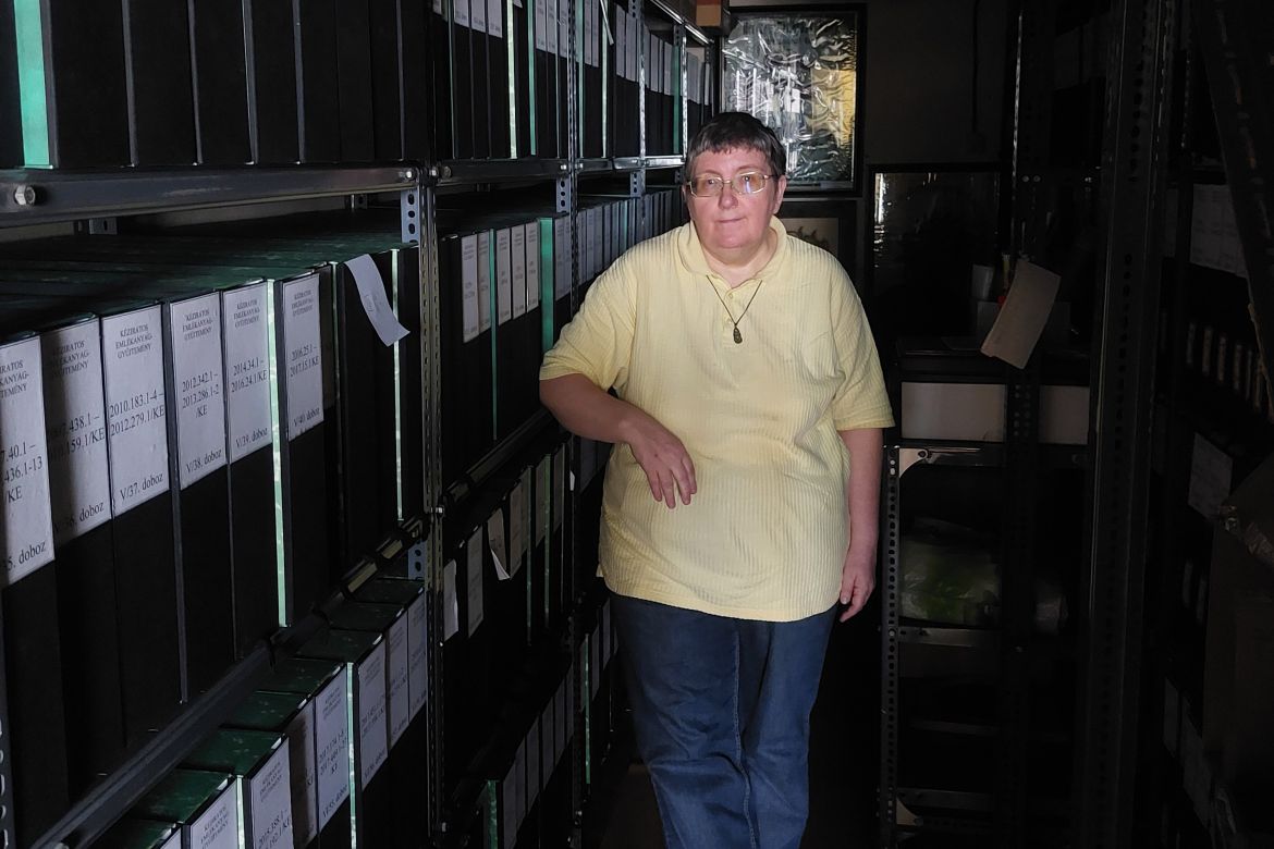 Szoleczky Emese a Kéziratos Emlékanyag-gyűjtemény raktárában, 2022. június