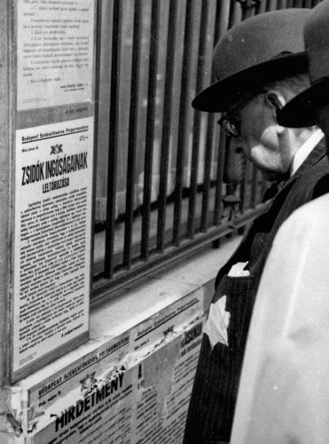 Zsidó férfi Budapesten a zsidók ingóságainak leltározásáról szóló rendelkezést olvassa 1944 júniusában. Forrás: Fortepan/Fortepan