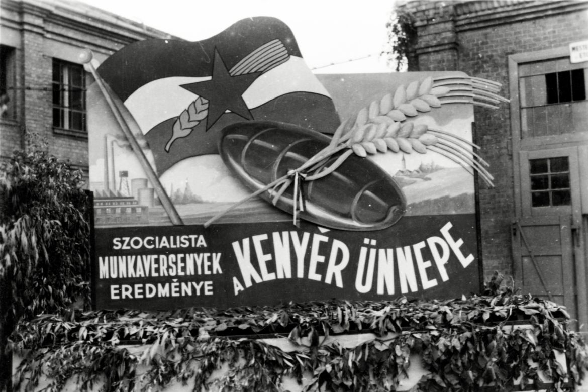 Ünnepi plakát 1950. augusztus 20-án, Rákospalotán. Forrás: Fortepan / Várkonyi Ádám