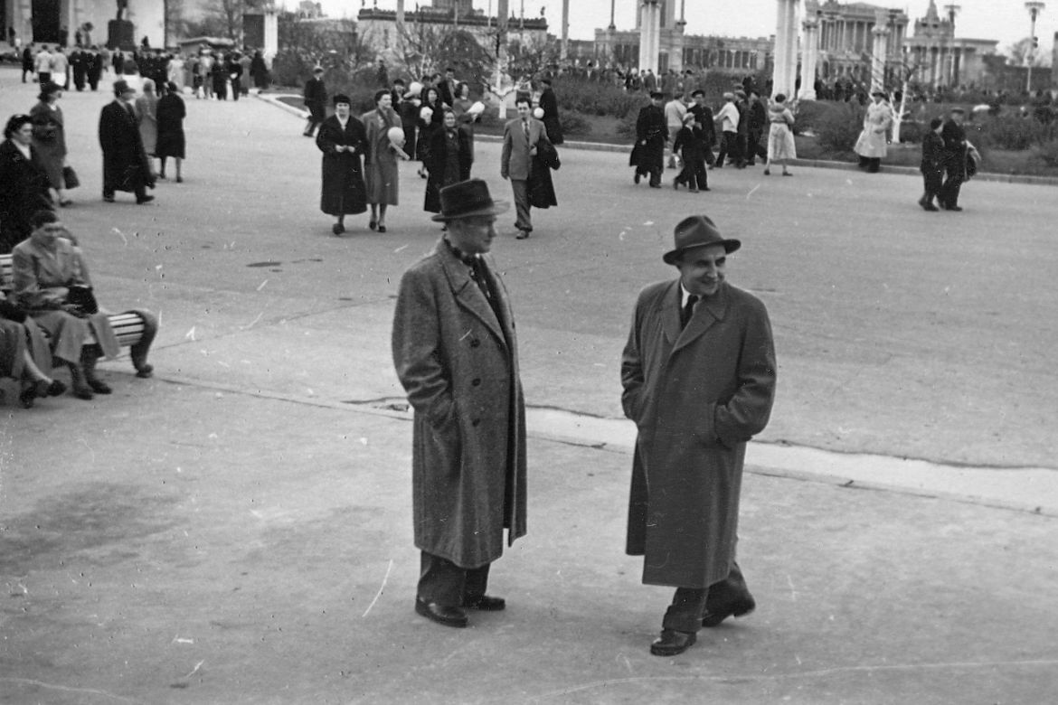 Hegedűs András (az előtérben jobbra) Moszkvában, 1957-ben a Népgazdaság Eredményeinek Kiállítása (ma Összoroszországi Kiállítási Központ) előtt. Forrás: Fortepan / Hegedüs András