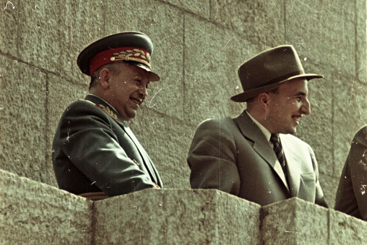 Bata István és Hegedűs András az 1955. május 1-jei felvonulás dísztribünjén a Sztálin téren (ma: Ötvenhatosok tere). Forrás: Fortepan / Fortepan