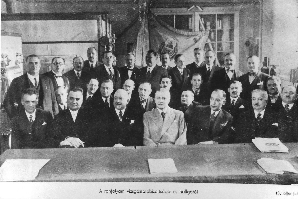 Cukrász tanfolyam bizottsága 1937-ben. Cukrászbál 1934-ben. Forrás: Magyar Kereskedelmi és Vendéglátóipari Múzeum