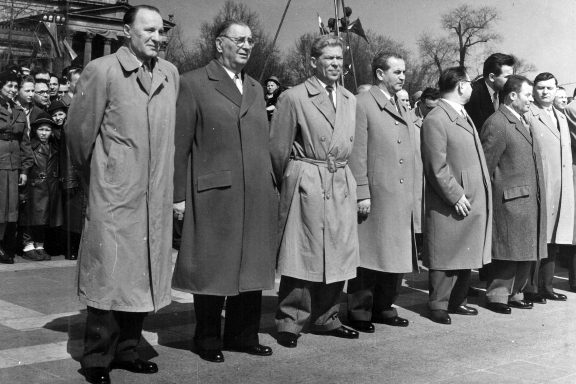Apró Antal (balról a negyedik) a Hősök terén 1960-ban. Mellette balra Kádár János, Münnich Ferenc és Marosán György, jobbra Kállai Gyula, Somogyi Miklós és K. T. Mazurov. Forrás: Fortepan / Fortepan/Album059
