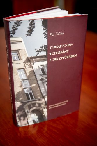 A Társadalomtudomány a diktatúrában. Az MSZMP KB Társadalomtudományi Intézete (1966–1989) c. kötet. Fotó: Knap Zoltán