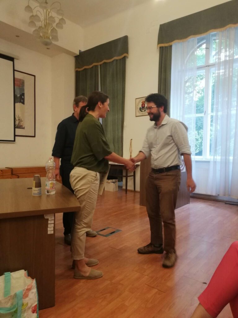 Bácsatyai Dániel átveszi a Sághy Marianne-díjat a Középkorral foglalkozó doktoranduszok konferenciáján