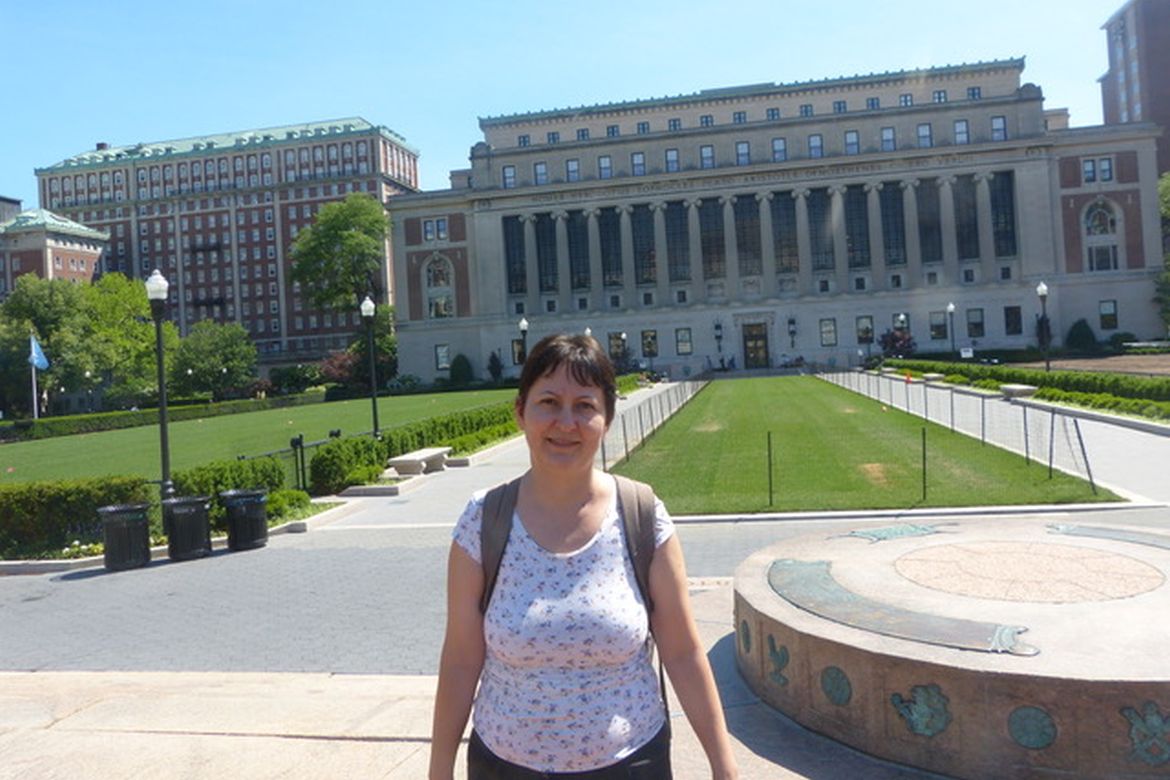 Petrás Éva 2018-ban a New York-i Columbia Egyetemen, a Butler Library előtt