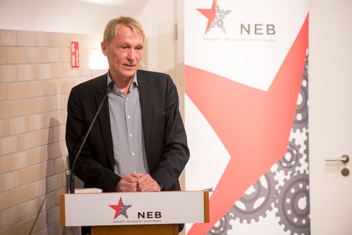 Hubertus Knabe előadása a Berlin–Poznań–Budapest című konferencián. Kép forrása: NEB-fotó