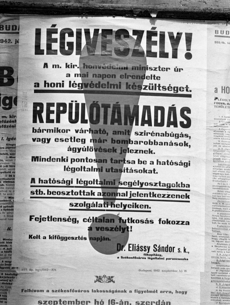 Légoltalmi plakát a budapesti utcán, 1942. 