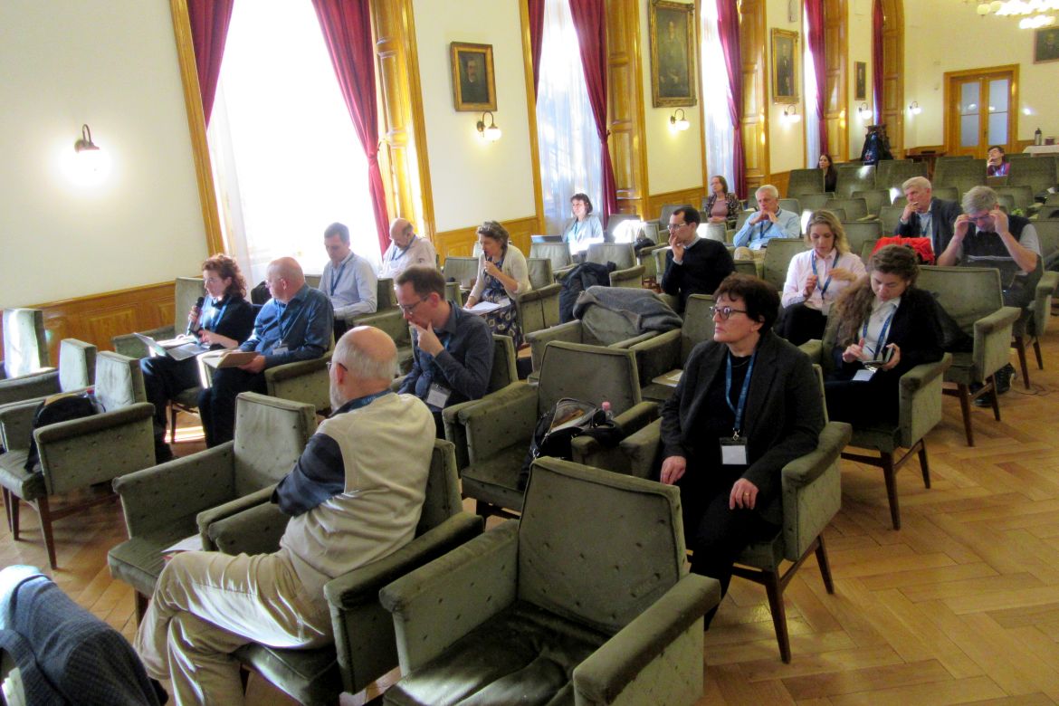 A vállalkozástörténeti workshop résztvevői Bianca Centrone (Princeton University, balra) hozzászólását hallgatják. Fotó: ELTE BTK Vállalkozástörténeti Kutatócsoport