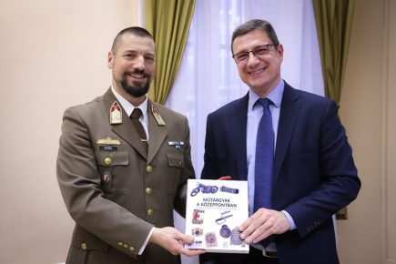 Soós Péter és Sallay Gergely a kötettel. Fotó: Szabó Lajos / Honvédelem.hu