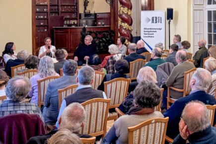 Szekér Nóra, Földváryné Kiss Réka, Várszegi Asztrik és Mirák Katalin az Egyházak és hatalom – a diktatúrával való együttélés kérdései című rendezvényen. Fotó: Állambiztonsági Szolgálatok Történeti Levéltára. A teljes galéria megtekinthető ide kattintva.