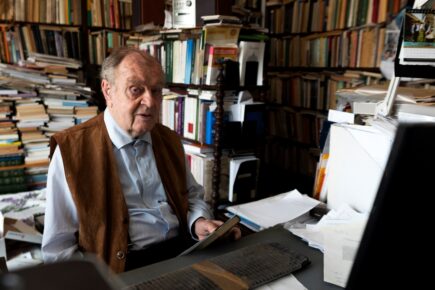 Voigt Vilmos dolgozószobájában, 2023 (Tóth Gábor felvétele)