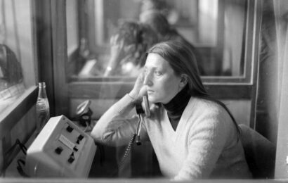 Ford&iacute;t&aacute;s- &eacute;s ford&iacute;t&oacute;t&ouml;rt&eacute;net vizu&aacute;lisan: G&ouml;d&ouml;llői Agr&aacute;rtudom&aacute;nyi Egyetem, G&eacute;p&eacute;szm&eacute;rn&ouml;ki Kar, 1976. A Testv&eacute;ris&eacute;g- Bar&aacute;ts&aacute;g elnevez&eacute;sű nemzetk&ouml;zi honv&eacute;delmi versenyhez kapcsol&oacute;d&oacute; megbesz&eacute;l&eacute;sek tolm&aacute;csf&uuml;lk&eacute;je. Forr&aacute;s: Fortepan / MHSZ
