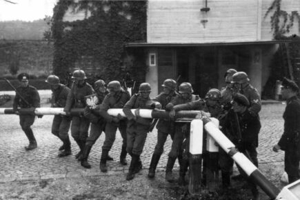 Ikonikus kép a németek Lengyelország elleni támadásáról, egyúttal a II. világháború kitöréséről 1939. szeptember 1-jén (forrás: wikipedia.hu)