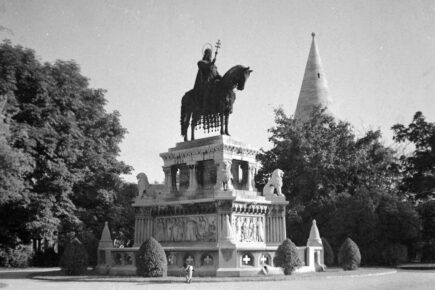 István király szobra a budai várban (Stróbl Alajos, 1906). Forrás: Fortepan / Kurutz Márton