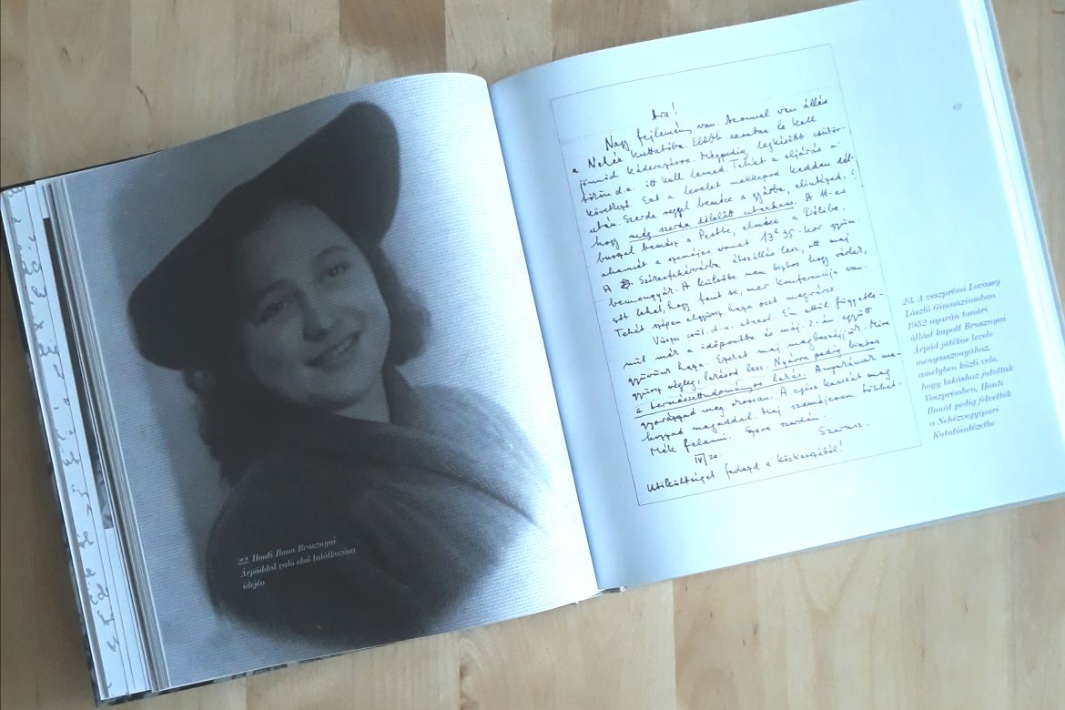 A Honti Ilona-napl&oacute; kiad&aacute;s&aacute;nak 60-61. oldala. A k&ouml;nyvben szereplő k&eacute;pek a Brusznyai csal&aacute;d gyűjtem&eacute;ny&eacute;ből sz&aacute;rmaznak. M&aacute;solatuk let&eacute;tben a Magyar Nemzeti Lev&eacute;lt&aacute;r Veszpr&eacute;m Megyei Lev&eacute;lt&aacute;r&aacute;ban.