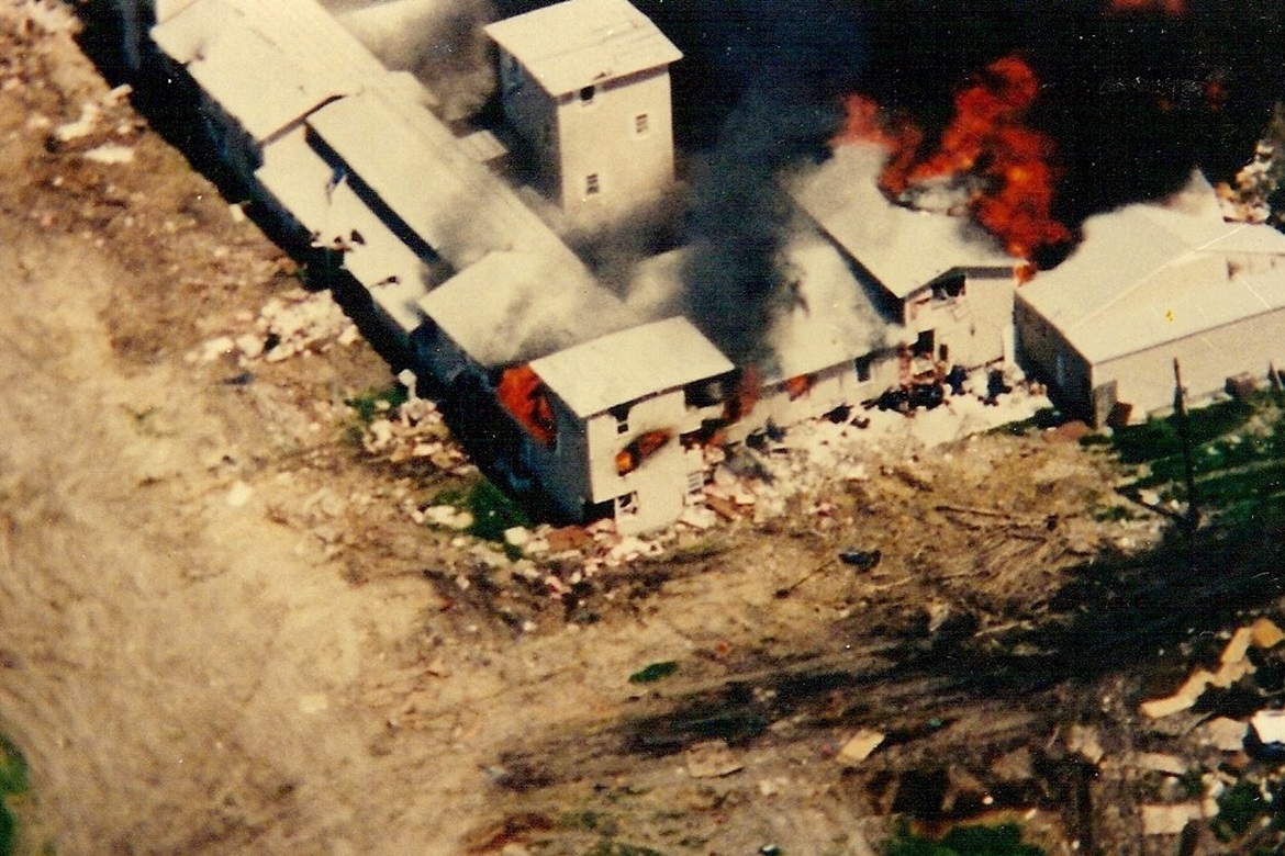 A Mount Carmel Központ lángokban a "wacoi ostrom" alatt. Forrás: Wikimedia Commons