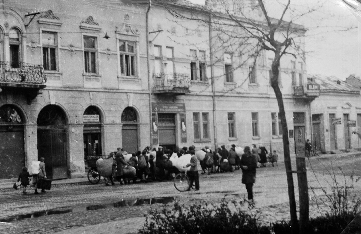Így zajlott a holokauszt Kárpátalján: munkácsi zsidók deportálása (Kép forrása: The Ghetto Fighters’ House Archive)