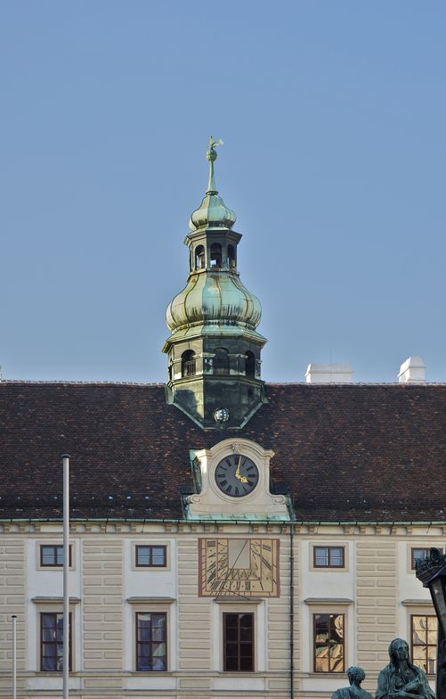 A napóra, a 19./20. századi mechanikus óra, illetve az Amáliavár tetőszerkezetéből kiemelkedő hagymatorony. (Kép forrása: Wikimedia Commons)