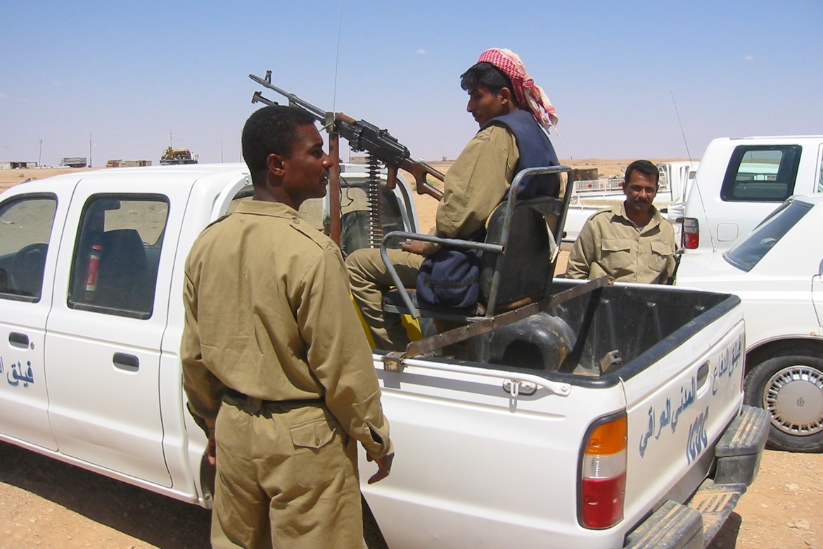 Iraki katonák egy felfegyverzett Ford pick-uppal. Forrás: Wikimedia Commons