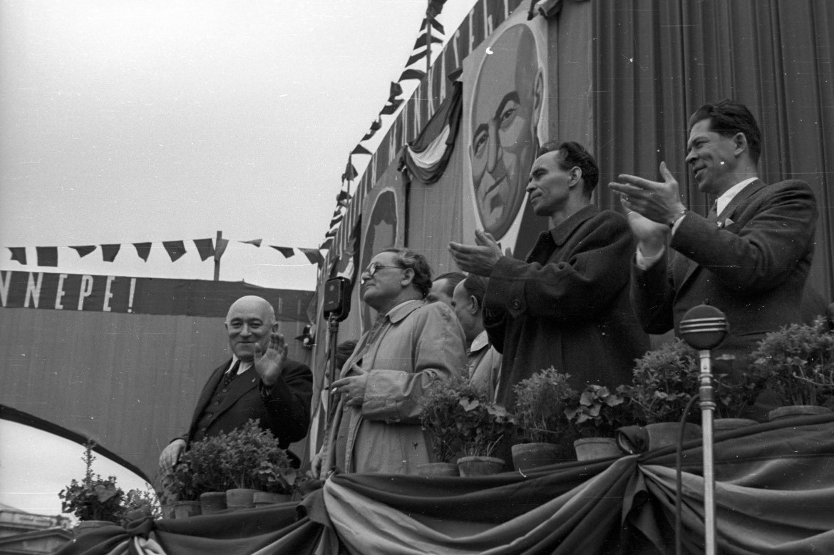 Budapest, Hős&ouml;k tere, 1947. m&aacute;jus 1-je. A trib&uuml;n&ouml;n el&ouml;l balr&oacute;l R&aacute;kosi M&aacute;ty&aacute;s, Szakasits &Aacute;rp&aacute;d, Rajk L&aacute;szl&oacute;, Maros&aacute;n Gy&ouml;rgy. Fot&oacute;: Fortepan / Berk&oacute; P&aacute;l