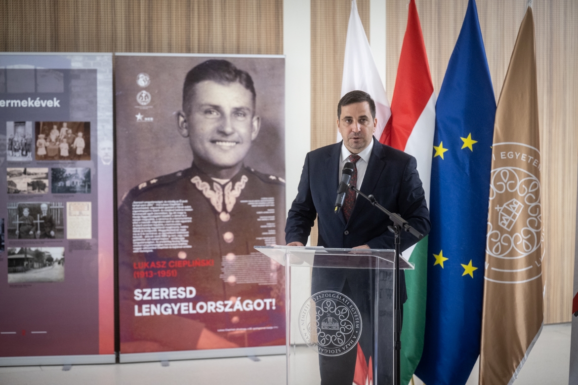 Deli Gergely a Łukasz Ciepliński ezredes &eacute;let&eacute;ről sz&oacute;l&oacute; ki&aacute;ll&iacute;t&aacute;s megnyit&oacute;j&aacute;n. Forr&aacute;s: NEB-fot&oacute;