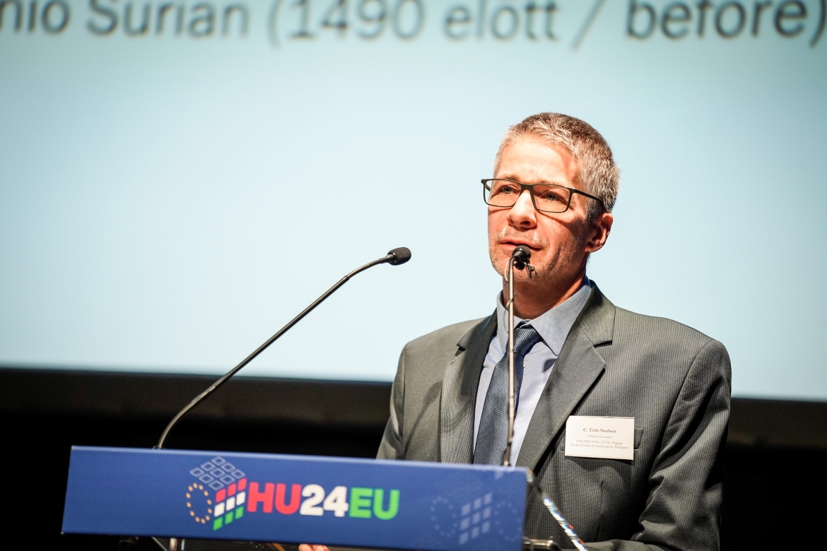 C. T&oacute;th Norbert előad&aacute;sa az &bdquo;Antemurale Christianitatis&rdquo; &ndash; K&ouml;z&eacute;p-Eur&oacute;pa &eacute;s a Nyugat-Balk&aacute;n, a kereszt&eacute;nys&eacute;g v&eacute;dőb&aacute;sty&aacute;i c. konferenci&aacute;n. Fot&oacute;k: Nemzeti &Ouml;r&ouml;ks&eacute;g Int&eacute;zete / Nagy Bal&aacute;zs &eacute;s T&aacute;bori K&aacute;lm&aacute;n