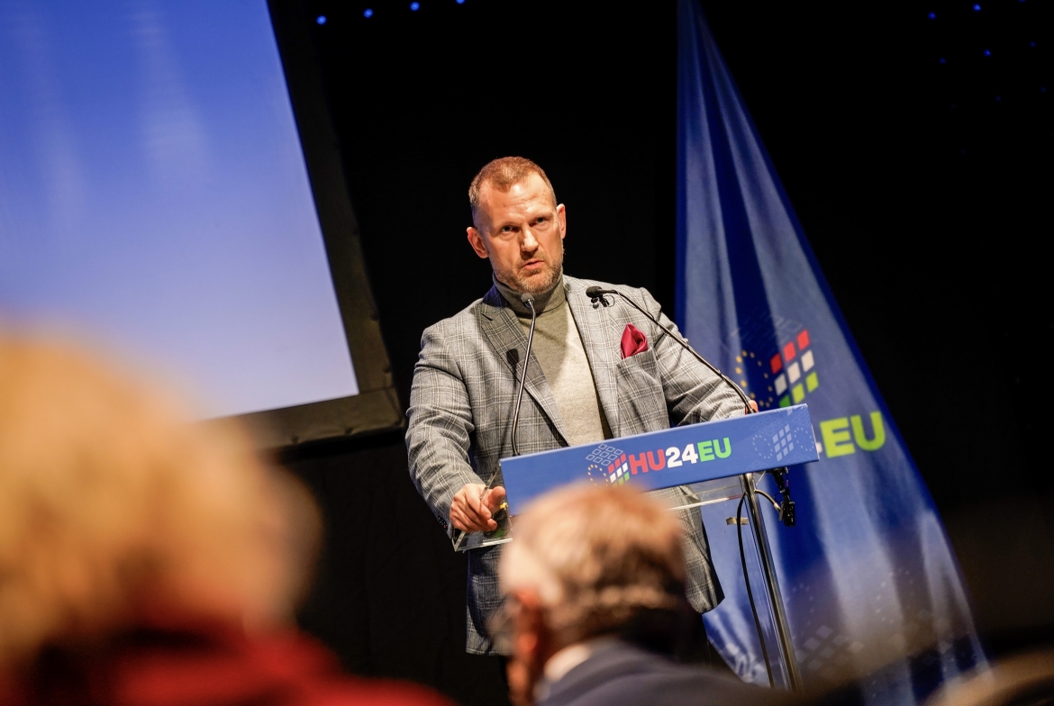 Fedeles Tam&aacute;s előad&aacute;sa az &bdquo;Antemurale Christianitatis&rdquo; &ndash; K&ouml;z&eacute;p-Eur&oacute;pa &eacute;s a Nyugat-Balk&aacute;n, a kereszt&eacute;nys&eacute;g v&eacute;dőb&aacute;sty&aacute;i c. konferenci&aacute;n. Fot&oacute;k: Nemzeti &Ouml;r&ouml;ks&eacute;g Int&eacute;zete / Nagy Bal&aacute;zs &eacute;s T&aacute;bori K&aacute;lm&aacute;n