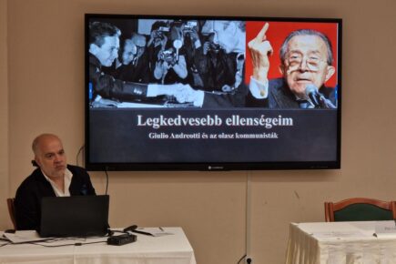 Andreides Gábor előadást tart a Lehetőségek és korlátok. Politikusok, akik megváltoztatták országuk történelmét című konferencián. Forrás: NEB fotó