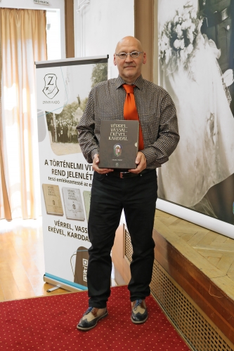 Facsar Mih&aacute;ly a V&eacute;rrel, vassal, ek&eacute;vel, karddal c. k&ouml;tetek bemutat&oacute;j&aacute;n. Fot&oacute;: Valk&oacute; Barbara / Zr&iacute;nyi Kiad&oacute;