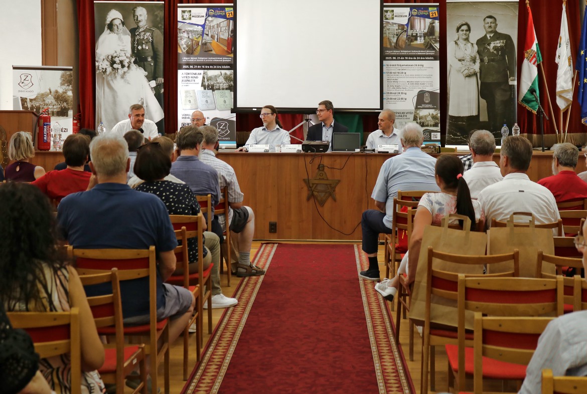 Hajd&uacute; Ferenc, Facsar Mih&aacute;ly, Szőts Zolt&aacute;n Oszk&aacute;r, Sallay Gergely &eacute;s Solt&eacute;sz Gyula a V&eacute;rrel, vassal, ek&eacute;vel, karddal c. k&ouml;tetek bemutat&oacute;j&aacute;n. Fot&oacute;: Valk&oacute; Barbara / Zr&iacute;nyi Kiad&oacute;