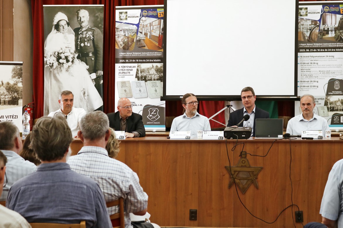 Hajd&uacute; Ferenc, Facsar Mih&aacute;ly, Szőts Zolt&aacute;n Oszk&aacute;r, Sallay Gergely &eacute;s Solt&eacute;sz Gyula a V&eacute;rrel, vassal, ek&eacute;vel, karddal c. k&ouml;tetek bemutat&oacute;j&aacute;n. Fot&oacute;: Valk&oacute; Barbara / Zr&iacute;nyi Kiad&oacute;