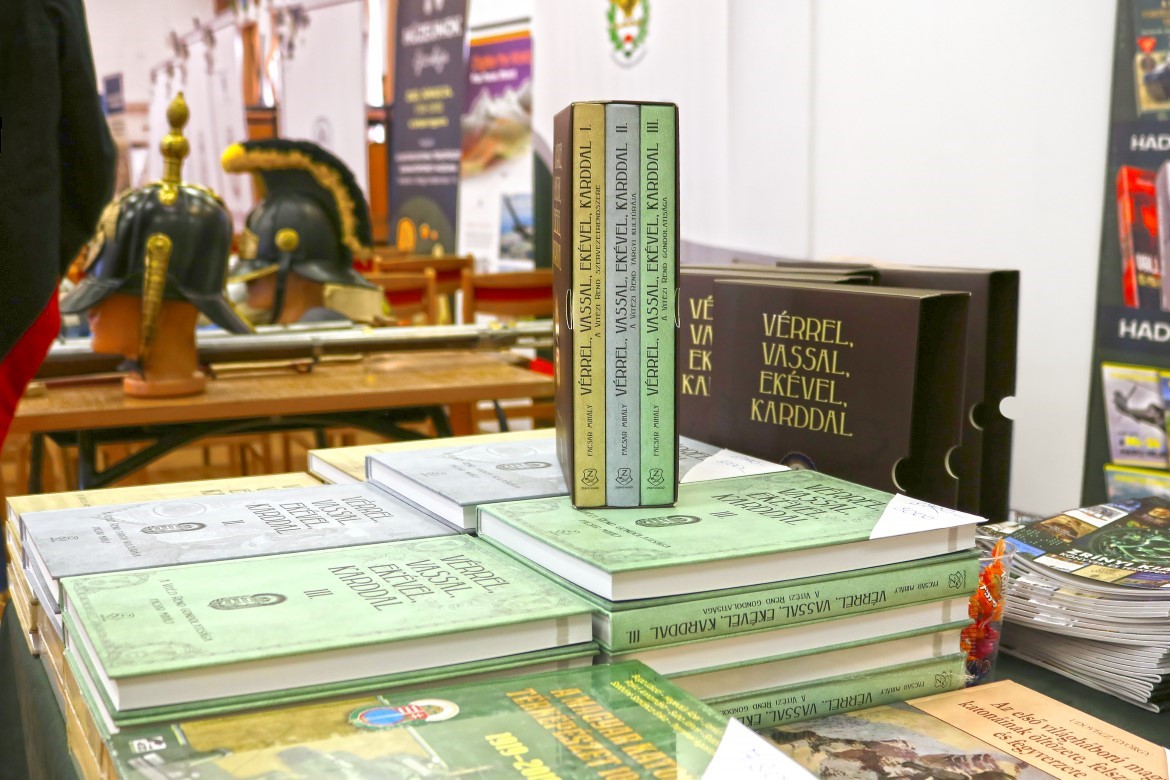 Csend&eacute;let a V&eacute;rrel, vassal, ek&eacute;vel, karddal c. k&ouml;tetek bemutat&oacute;j&aacute;n. Fot&oacute;: Valk&oacute; Barbara / Zr&iacute;nyi Kiad&oacute;