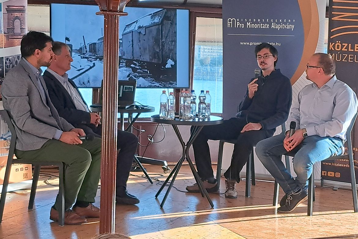 K&ouml;z&eacute;ppontban a k&ouml;zleked&eacute;st&ouml;rt&eacute;net. Balogh-Ebner M&aacute;rton, Lov&aacute;sz Gy&ouml;rgy, Tinku-Szathm&aacute;ry Bal&aacute;zs, P&eacute;terffy Gergely. Fot&oacute;: Szőts Zolt&aacute;n Oszk&aacute;r