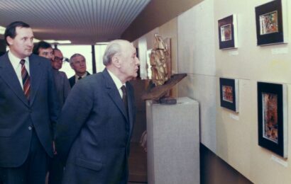 Mar&oacute;thy L&aacute;szl&oacute; (balra) &eacute;s K&aacute;d&aacute;r J&aacute;nos a XIII. ker&uuml;leti p&aacute;rth&aacute;zban 1982-ben. Forr&aacute;s: Fortepan / Angyalf&ouml;ldi Helyt&ouml;rt&eacute;neti Gyűjtem&eacute;ny