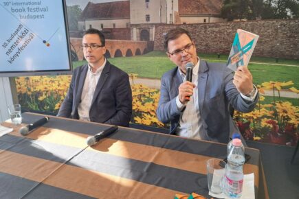 Bartha Ákos és Máthé Áron az Egy magyar nemzeti szocialista. Rátz Kálmán tündöklése és bukása című kötet bemutatóján. Fotó: Szőts Zoltán Oszkár