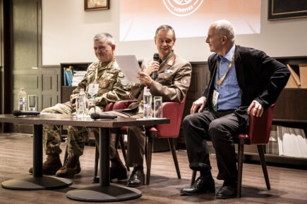 Lippai Péter, Balla Tibor és Hermann Róbert a Hadtörténelmi kutatások Magyarországon c. konferencián. Fotó: Fabók Dávid / HM Zrínyi Nonprofit Kft., honvedelem.hu